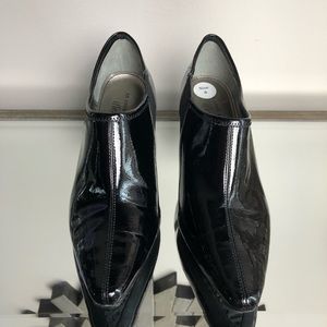 AK ANNE KLEIN PATENT ANKLE BOOTIES W/ iFLEX